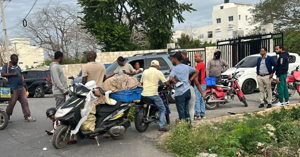 Mujer parte en choque frontal de motocicletas en La Romana