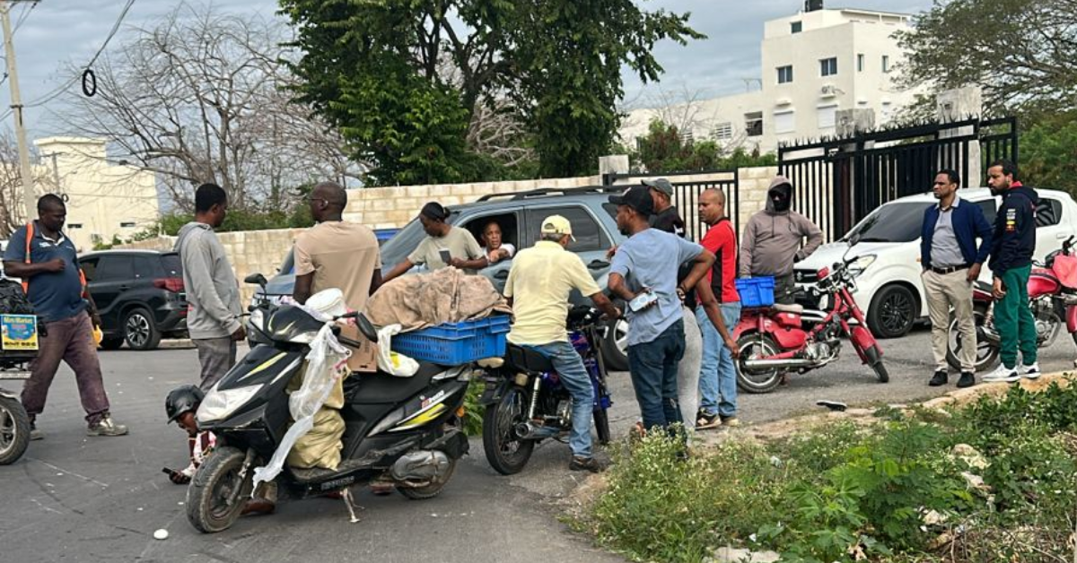 Mujer parte en choque frontal de motocicletas en La Romana