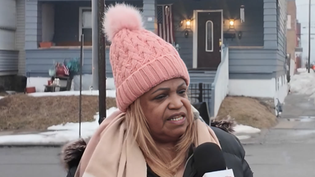 Esposo octogenario niega entrada a su esposa en EE.UU.