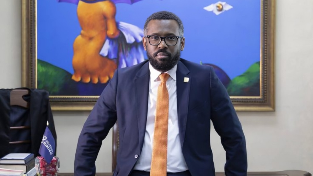 Wilson Camacho se gradúa de Sociología en la UASD