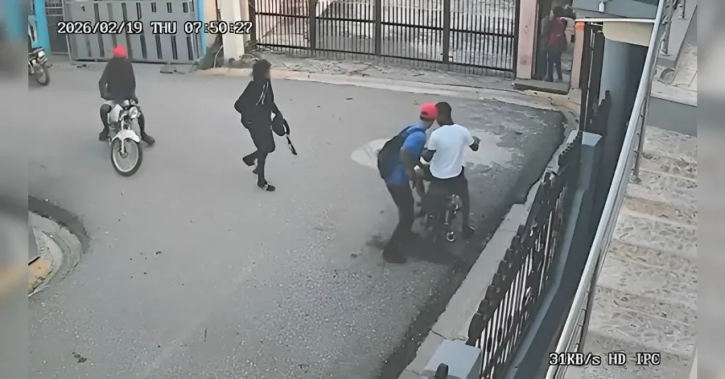 Video muestra asalto a motociclista en Santiago
