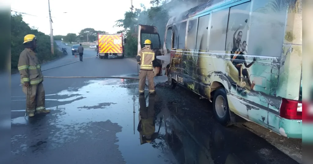 Autobús se incendia en Verón-Punta Cana; chofer afectado