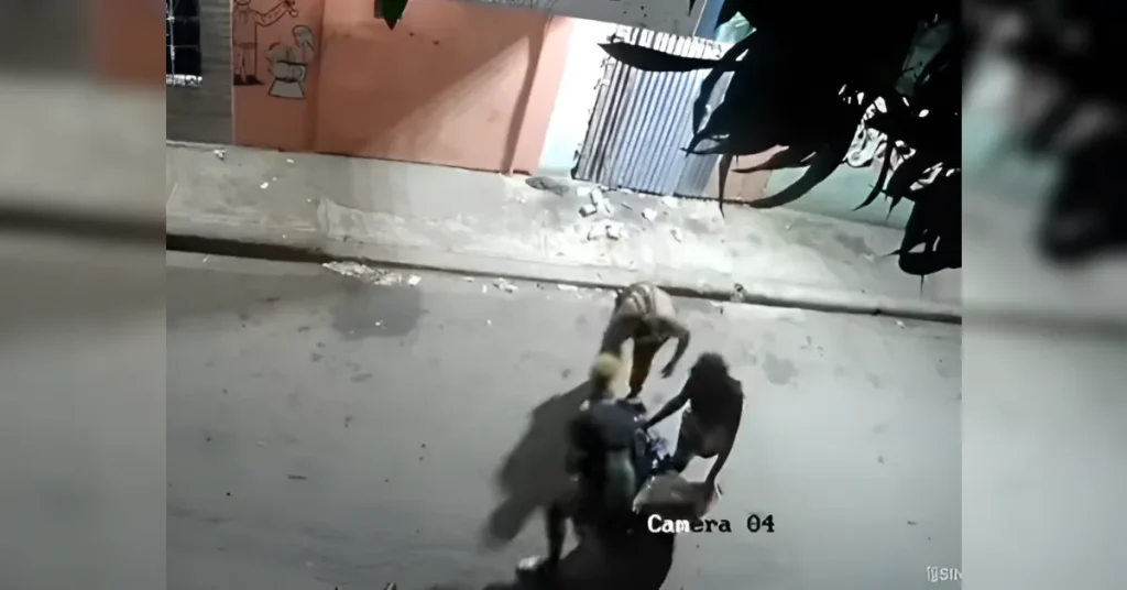 Rechazo en Bayaguana por mujeres que tiran basura en calle